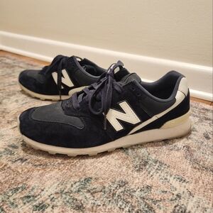 New Balance Women's Navy Blue 696 Sneakers, size 10